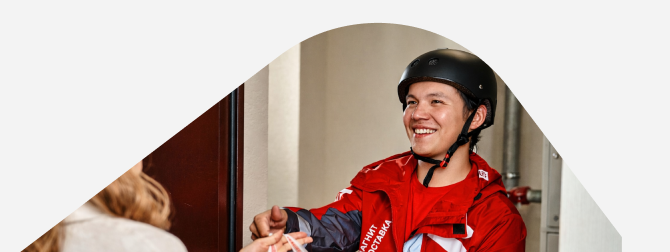 курьер доставляет заказы в Магнит Доставке